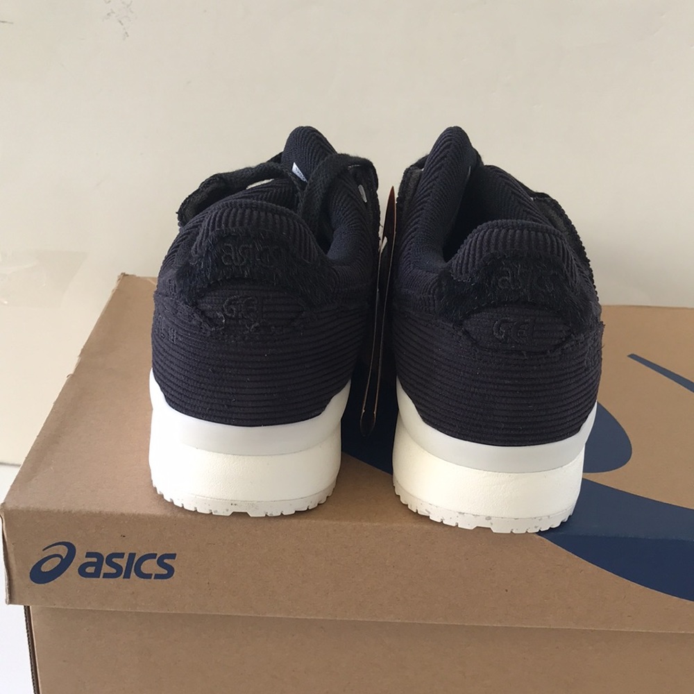 Asics Women's Lyte Classic Sneaker Size 7 Black/ White - Picture 6 of 13